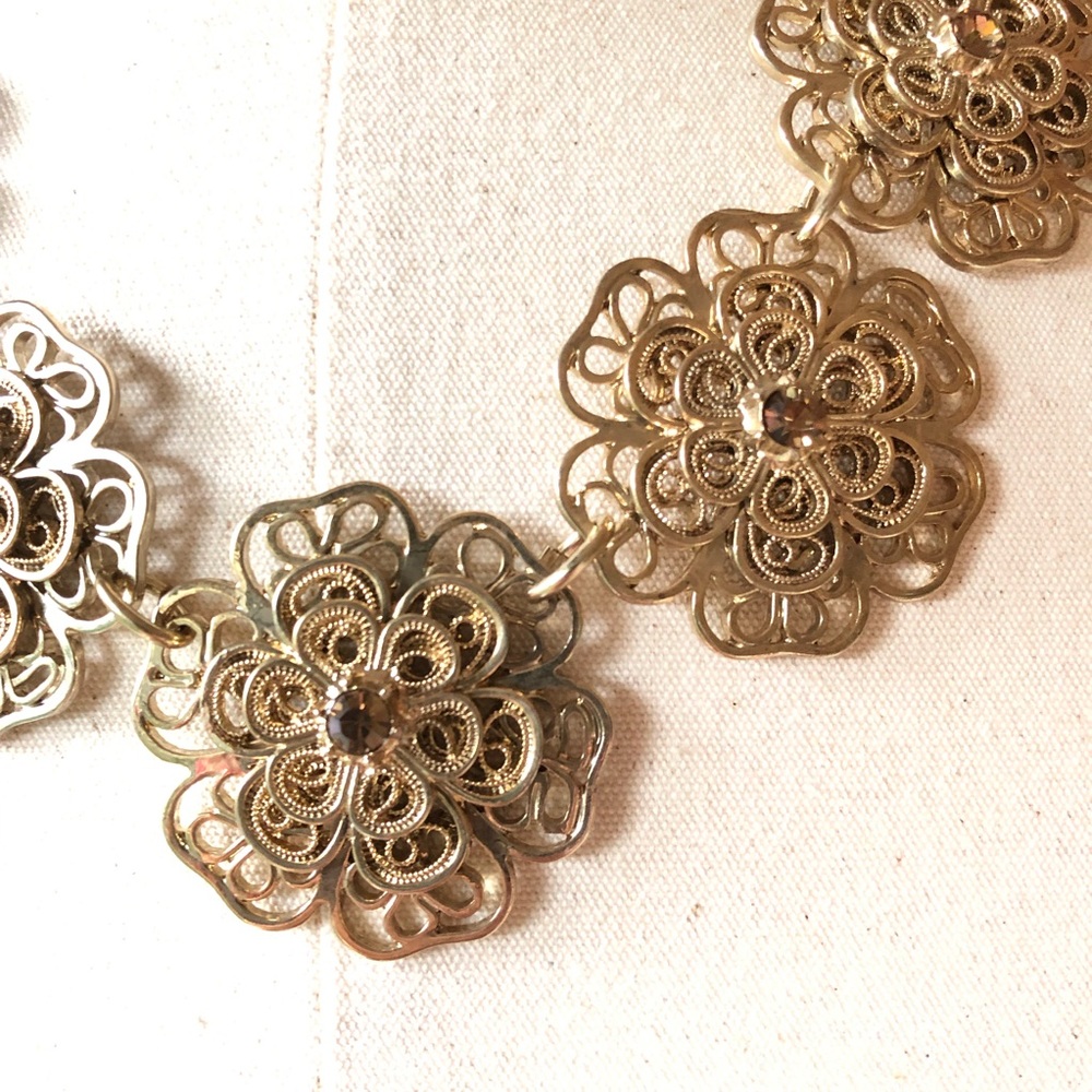 NWT Lucy & Laurel 5 Flower Crystal Embellished Necklace - Picture 8 of 11